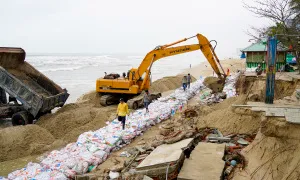 Đắp đê cứu bãi biển 'đẹp nhất châu Á'