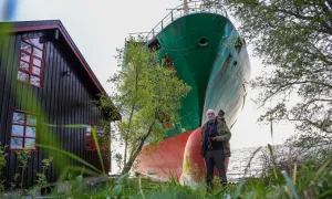 Tàu container suýt đâm trúng nhà dân do hoa tiêu ngủ gật